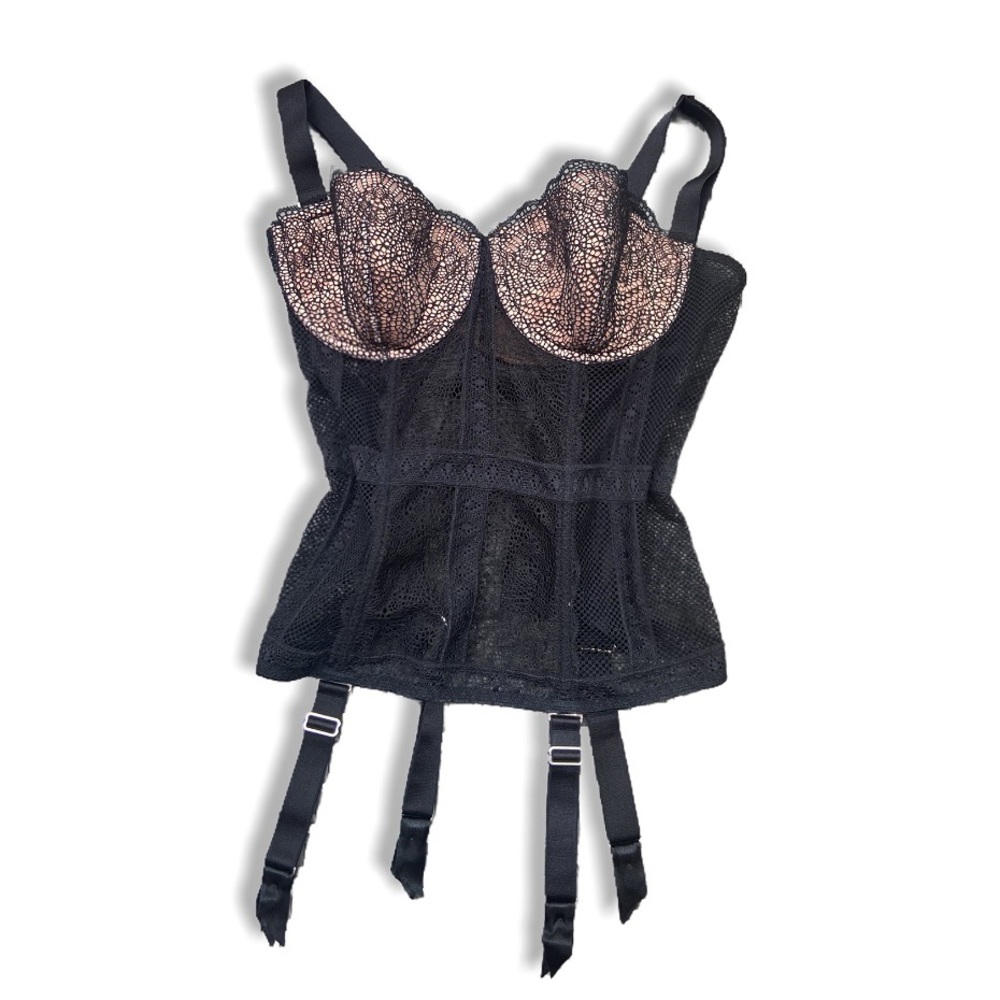 nude and black lace Victoria’s Secret bustier